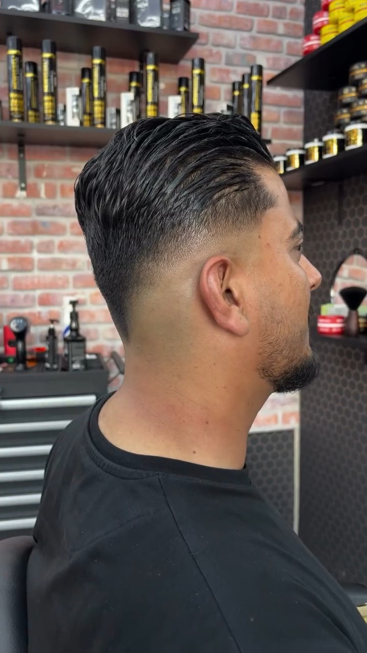 Zijprofiel van een slick back met fade voor de bakstenen muur en de productplanken