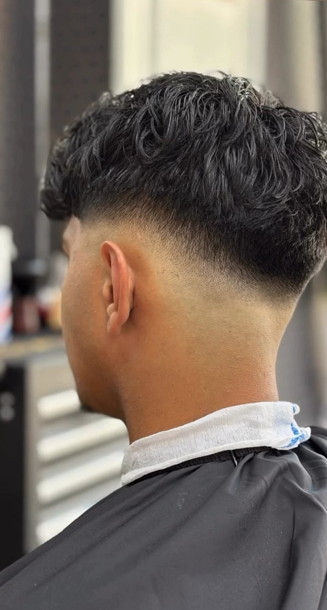 Textured crop met fade van opzij, klant met kapmantel
